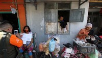 Petugas menyelusuri gang-gang mendatangi rumah penerima BLT.