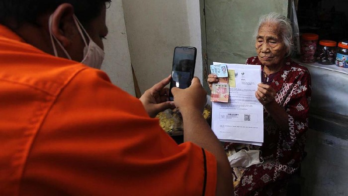 Di Solo, BLT Disalurkan Langsung ke Rumah Pemkot Solo melibatkan PT. Pos Indonesia untuk menyalurkan Bantuan Langsung Tunai (BLT). Petugas mendatangi rumah-rumah lansia di Kampung Gandekan, Solo.