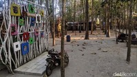 Selain itu, untuk harga tiket masuknya, dua lokasi destinasi ini, sangat murah meriah, tidak lebih dari 10 ribu rupiah perorang. Kini, semenjak pemberlakuan PPKM, dua lokasi wisata itu tampak menjadi wilayah tak bertuan, dan tidak ada aktivitas terlihat.