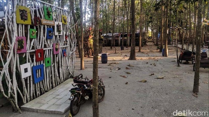 Dihantam PPKM, Wisata di Karawang Terancam Gulung Tikar Sejumlah tempat wisata di Karawang terancam gulung tikar. Hal ini karena tidak adanya aktivitas akibat pandemi COVID-19.