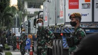 Petugas TNI pun berjaga di samping kontainer yang membawa bahan baku vaksin COVID-19 Sinovac saat tiba di Bio Farma, Bandung, Jawa Barat.