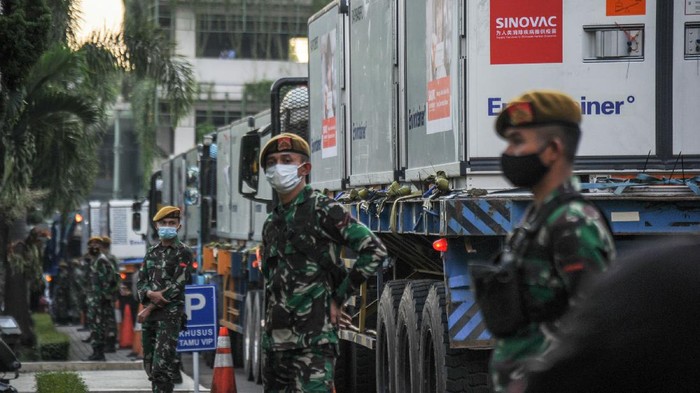 Sebanyak 21,2 juta bahan baku vaksin Sinovac tiba di Indonesia. Pengiriman bahan baku vaksin COVID-19 ke Biofarma yang berada di Bandung ini dikawal polisi-TNI.