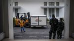 Dikawal Polisi-TNI, Bahan Baku Vaksin COVID-19 Tiba di Bandung