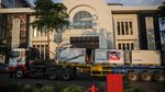 Dikawal Polisi-TNI, Bahan Baku Vaksin COVID-19 Tiba di Bandung