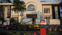 Sebanyak 21,2 juta bahan baku vaksin COVID-19 produksi Sinovac dari China tiba di Bio Farma untuk kemudian di olah guna percepatan program vaksinasi nasional.