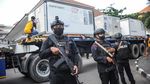 Dikawal Polisi-TNI, Bahan Baku Vaksin COVID-19 Tiba di Bandung