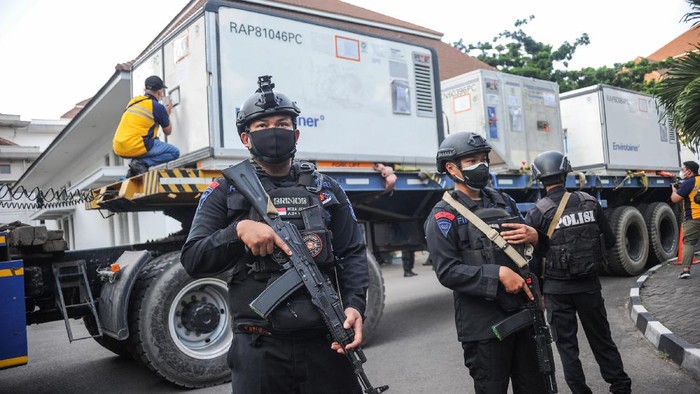Dikawal Polisi-TNI, Bahan Baku Vaksin COVID-19 Tiba di Bandung Sebanyak 21,2 juta bahan baku vaksin Sinovac tiba di Indonesia. Pengiriman bahan baku vaksin COVID-19 ke Biofarma yang berada di Bandung ini dikawal polisi-TNI.