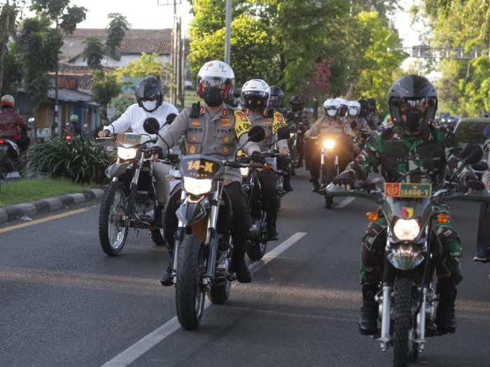 Forkopimda Jatim melakukan patroli untuk mengecek tempat isolasi terpadu. Mereka melakukan patroli dengan mengendarai sepeda motor.