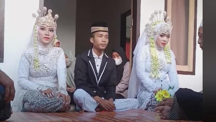Foto: Seorang pria menikahi dua wanita kembali terjadi di NTB. Pernikahan itu disebut terjadi di Kecamatan Pujut, Kabupaten Lombok Tengah. (FB Doyok Potret)