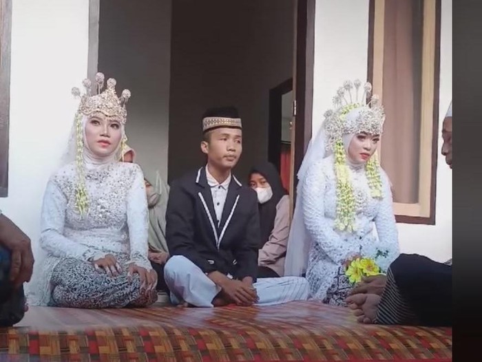 Foto: Seorang pria menikahi dua wanita kembali terjadi di NTB. Pernikahan itu disebut terjadi di Kecamatan Pujut, Kabupaten Lombok Tengah. (FB Doyok Potret)