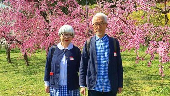 Sebagian besar pakaian mereka berasal dari Uniqlo dan jaringan pakaian lainnya, tetapi mereka percaya bahwa pendekatan tanpa embel-embellah yang berkontribusi pada popularitas mereka. Foto: Instagram/bonpon511