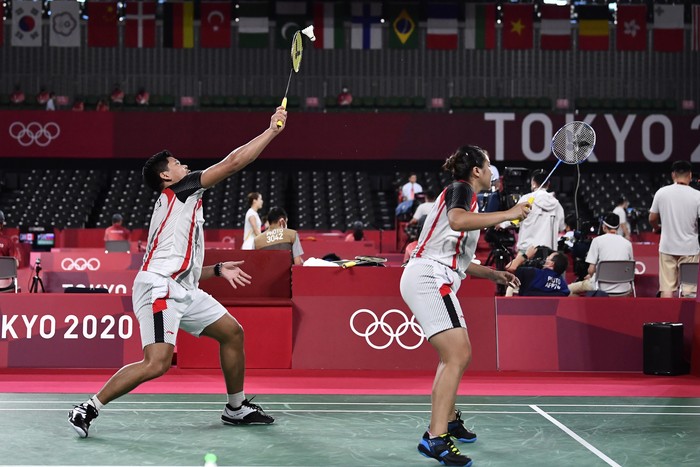 GANDA CAMPURAN INDONESIA KALAH Ganda campuran Indonesia Praveen Jordan/Melati Daeva Oktavianti memukul kok ke arah ganda campuran China Zeng Siwei/Huang Yaqiong dalam perempat final Olimpiade Tokyo 2020 di Musashino Forest Sport Plaza, Tokyo, Jepang, Rabu (28/7/2021). Praveen Jordan/Melati Daeva Oktavianti gagal melaju ke semifinal setelah kalah 17-21, 15-21 dari ganda campuran peringkat satu dunia Zeng Siwei/Huang Yaqiong. ANTARA FOTO/Sigid Kurniawan/rwa.