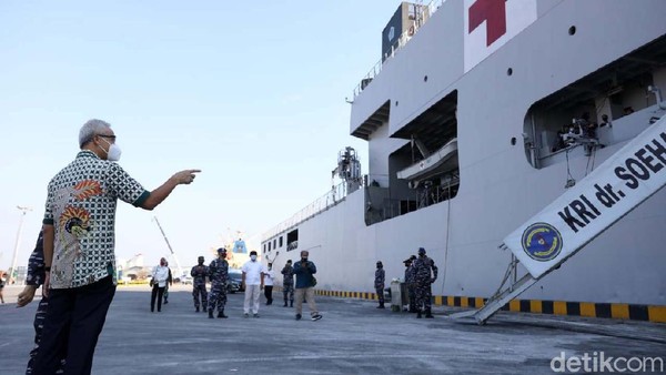 Gubernur Ganjar Tinjau KRI dr Soeharso yang Bawa Bantuan Oksigen