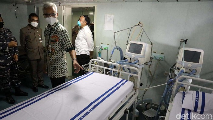 Gubernur Ganjar Tinjau KRI dr Soeharso yang Suplai Oksigen Medis KRI dr Soeharso bersandar di Pelabuhan Tanjung Emas, Semarang, hari ini. Kapal perang rumah sakit itu akan membantu suplai oksigen di Jawa Tengah.
