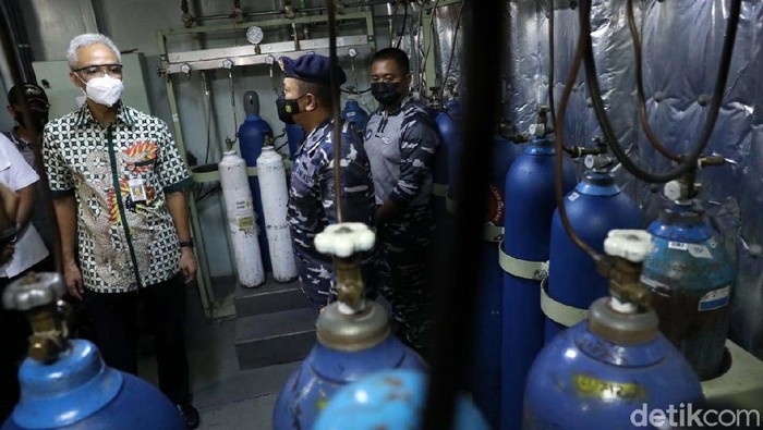 KRI dr Soeharso bersandar di Pelabuhan Tanjung Emas, Semarang, hari ini. Kapal perang rumah sakit itu akan membantu suplai oksigen di Jawa Tengah.