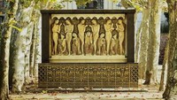 Kehadiran koloni seniman di kawasan Darmstadt itu diketahui bermula pada tahun 1899 saat Adipati Agung Hesse, Ernst Ludwig tertarik untuk merekrut para seniman untuk membangun koloni di kawasan tersebut. Beragam bangunan, monumen, serta rumah di kawasan itu pun dirancang dengan gaya arsitektur yang unik dan memanjakan mata. Dok. Institut Mathildenhöhe Darmstadt / Gregor Schuster via www.whc.unesco.org.