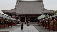 Selanjutnya ada Kuil Sensoji yang merupakan kuil Buddha tertua di Tokyo, Jepang. Ini merupakan salah satu destinasi yang selalu ramai dikunjungi wisatawan saat ke Jepang. Carl Court/Getty Images.