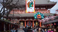 Masih di kawasan kuil terdapat jalan sepanjang 250 meter bernama Nakamise Dori. Kawasan ini disebut-sebut sebagai salah satu pusat pertokoan tertua di Jepang. Di sini kamu bisa wisata belanja menemukan beragam oleh-oleh dan jajanan khas Jepang. Carl Court/Getty Images.  