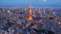 Tak hanya menjadi destinasi wisata populer, Tokyo Tower juga menjadi salah satu ikon negara Jepang. Tokyo Tower dulunya adalah menara tertinggi di Jepang yang berdiri pada tahun 1957. Menara ini awalnya adalah menara pemancar sinyal televisi. Karena keberadaannya yang menjulang tinggi, Tokyo Tower akhirnya dikenal sebagai landmark dari Jepang. Selain sebagai pemancar sinyal, kini Tokyo Tower dijadikan sebagai salah satu tempat wisata menarik di Jepang. Adam Pretty/Getty Images.
