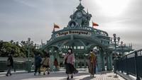 Selanjutnya ada Tokyo Disneyland dan Tokyo DisneySEA. Taman bermain seluas 115 hektar ini tetap menjadi favorit liburan keluarga di Jepang dan jadi pilihan tempat wisata di Tokyo. Aneka wahana permainan yang identik dengan Disney bisa kamu nikmati untuk seru-seruan di Tokyo. Carl Court/Getty Images.