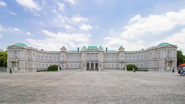 Selain Imperial Palace East Gardens, Tokyo juga memiliki Istana Akasaka atau Akasaka Palace. Dibangun pada tahun 1909, istana bergaya neobaroque ini didirikan sebagai Istana Putra Mahkota. Tak jarang istana ini juga digunakan sebagai tempat untuk menyambut kepala negara, bangsawan, maupun pejabat dari berbagai negara dunia yang tengah berkunjung ke Tokyo. Dok. Kakidai via Wikipedia. Selain Imperial Palace East Gardens, Tokyo juga memiliki Istana Akasaka atau Akasaka Palace. Dibangun pada tahun 1909, istana bergaya neobaroque ini didirikan sebagai Istana Putra Mahkota. Tak jarang istana ini juga digunakan sebagai tempat untuk menyambut kepala negara, bangsawan, maupun pejabat dari berbagai negara dunia yang tengah berkunjung ke Tokyo. Dok. Kakidai via Wikipedia.