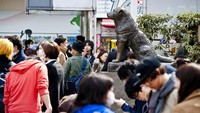 Patung Hachiko jadi salah satu landmark yang tak boleh dilewatkan saat berkunjung ke Tokyo. Hachiko si anjing setia bisa kamu kunjungi patungnya tidak jauh dari penyeberangan terkenal di Tokyo, yaitu Shibuya. Cerita anjing setia yang menunggu pemiliknya yang telah meninggal menyentuh semua orang, hingga akhirnya dibuatkanlah patung Hachiko. Dia pun menjadi simbol loyalitas nasional lho. Keith Tsuji/Getty Images.