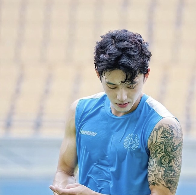 Pemilik nomor punggung 18 ini mencuri perhatian karena memiliki tubuh atletis dan tato di lengan kiri. Tak mengherankan sebab ia memiliki tinggi badan 173 cm. Foto: dok. Instagram seungwon_jeong