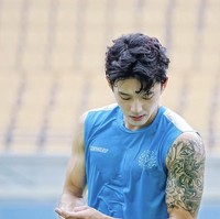 Pemilik nomor punggung 18 ini mencuri perhatian karena memiliki tubuh atletis dan tato di lengan kiri. Tak mengherankan sebab ia memiliki tinggi badan 173 cm. Foto: dok. Instagram seungwon_jeong