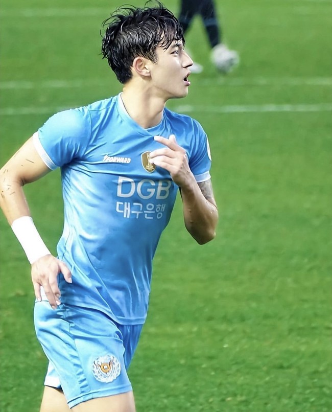 Ia lebih dulu tergabung dalam klub Daegu FC pada 2016. Sepanjang kariernya, Seung Won telah memainkan posisi striker, gelandang tengah, dan bek sayap. Foto: dok. Instagram seungwon_jeong