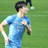 Ia lebih dulu tergabung dalam klub Daegu FC pada 2016. Sepanjang kariernya, Seung Won telah memainkan posisi striker, gelandang tengah, dan bek sayap. Foto: dok. Instagram seungwon_jeong