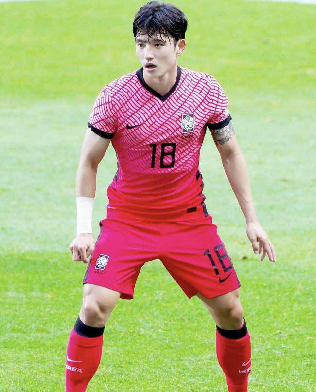 Baru-baru ini, Seung Won memenangkan pertandingan sepak bola melawan Rumania dengan skor 4-0 di Olimpiade Tokyo. Ia pun memenangkan pertandingan melawan Honduras dengan skor 6-0. Foto: dok. Instagram seungwon_jeong