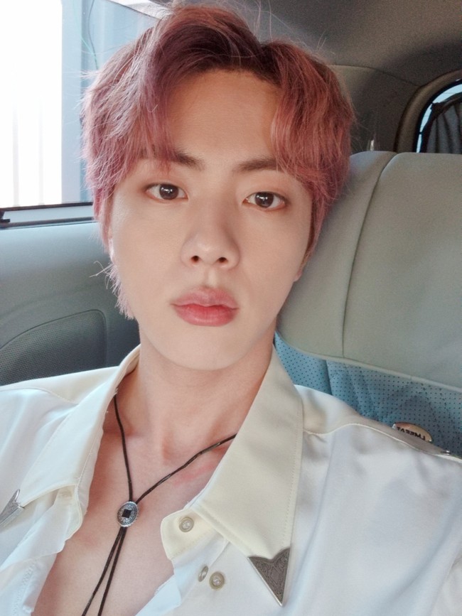 Jin BTS yang mendapat julukan ‘Worldwide Handsome’ menempati urutan pertama sebagai raja visual KPop. Sejumlah dokter bedah plastik bahkan memilih Jin BTS sebagai pemilik bentuk bibir terbaik. Foto: Twitter @BTS_twt