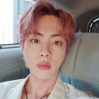 Jin BTS yang mendapat julukan ‘Worldwide Handsome’ menempati urutan pertama sebagai raja visual KPop. Sejumlah dokter bedah plastik bahkan memilih Jin BTS sebagai pemilik bentuk bibir terbaik. Foto: Twitter @BTS_twt