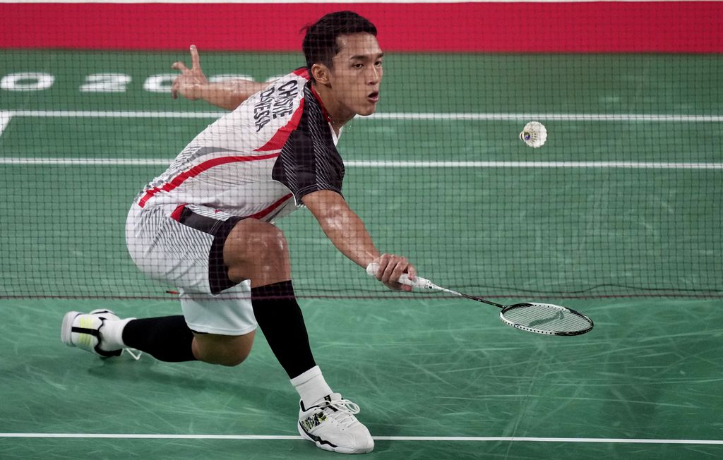 Jonatan Christie of Indonesia competes against Singapore's Kean Yew Loh during men's singles group play stage Badminton match at the 2020 Summer Olympics, Wednesday, July 28, 2021, in Tokyo, Japan. (AP Photo/Dita Alangkara)