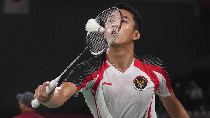 Jonatan Christie of Indonesia competes against Singapores Kean Yew Loh during mens singles group play stage Badminton match at the 2020 Summer Olympics, Wednesday, July 28, 2021, in Tokyo, Japan.(AP Photo/Markus Schreiber)
