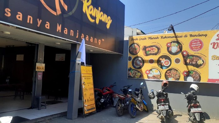Kafe di Bandung kibarkan bendera putih