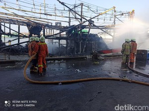 Kapal Nelayan Terbakar di Pelabuhan Muara Baru Jakut