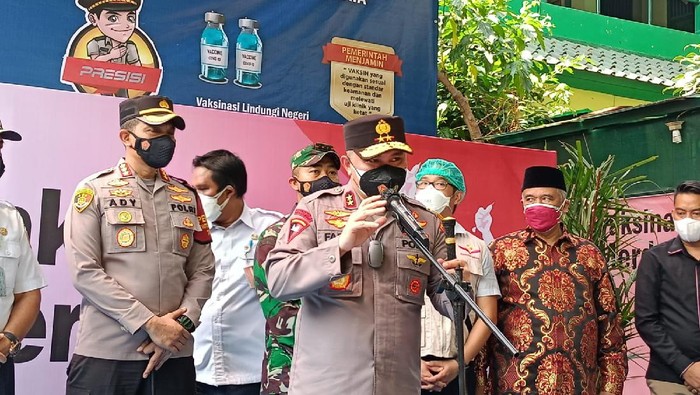 Kapolda Metro Jaya Irjen Fadil Imran tinjau gerai Vaksinasi COVID-19 Merdeka di Jakbar (Karin/detikcom)