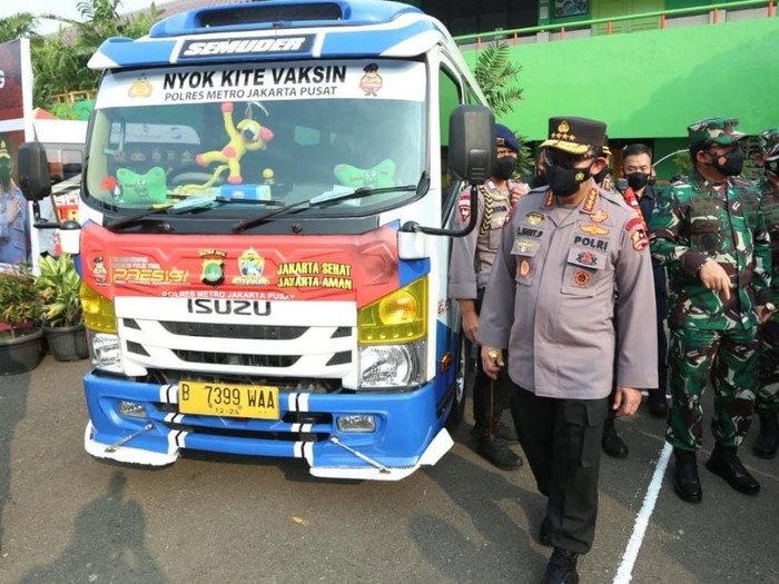 Kapolri Jenderal Listyo Sigit Prabowo meninjau posko PPKM dan mobil vaksinasi mobile di Jakarta