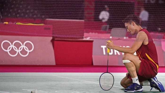 Kento Momota of Japan reacts after losing to South Koreas Kwanghee Heo during mens singles group play stage Badminton match at the 2020 Summer Olympics, Wednesday, July 28, 2021, in Tokyo, Japan. (AP Photo/Markus Schreiber)
