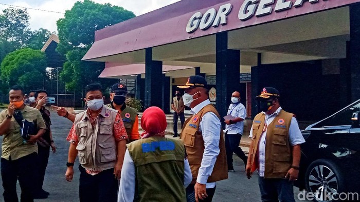 Kepala BNPB Letjen Ganip Warsito mengecek isolasi GOR Gelarsena Klaten, 28/7/2021.