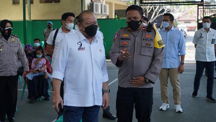 Ketua DPD RI La Nyalla Mattalitti saat meninjau vaksinasi di gerai vaksin Polres Malang
