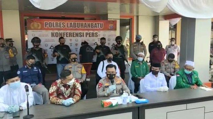 Konferensi pers pembacokan Ketua MUI Labura di Polres Labuhanbatu (Ahmad Fauzi Manik-detikcom)