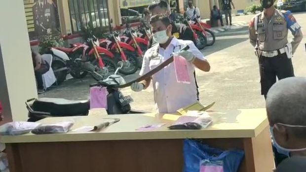 Konferensi pers pembacokan Ketua MUI Labura di Polres Labuhanbatu (Ahmad Fauzi Manik-detikcom)
