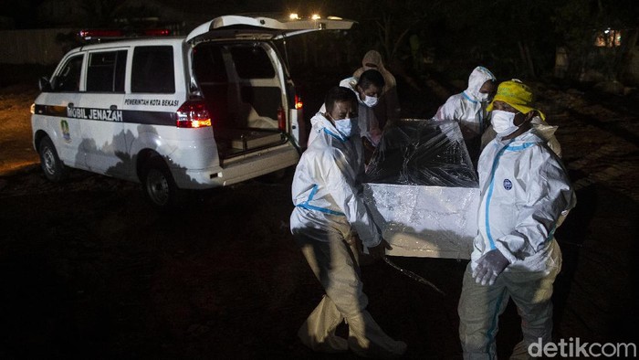 Para petugas penjemput jenazah COVID-19 merupakan satuan tugas dari BPBD Kota Bekasi yang ditugaskan untuk menjemput jenazah COVID-19 baik yang isolasi mandiri maupun di rumah sakit.