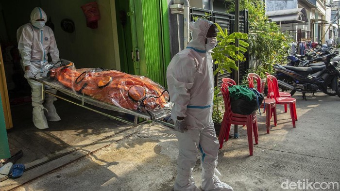 Para petugas penjemput jenazah COVID-19 merupakan satuan tugas dari BPBD Kota Bekasi yang ditugaskan untuk menjemput jenazah COVID-19 baik yang isolasi mandiri maupun di rumah sakit.