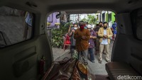 Warga sekitar yang ingin menyolatkan diperbolehkan oleh petugas hanya saja diberi jarak aman dan tetap mematuhi protokol kesehatan dengan ketat.