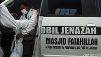 Petugas penjemput juga tetap menggunakan APD lengkap saat berada di dalam mobil, sebab jenazah tersebut belum dilakukan proses pemulasaran hingga siap dimakamkan.  