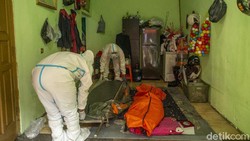 Petugas penjemput jenazah COVID-19 dari satuan tugas BPBD Kota Bekasi turut diterjunkan menjemput jenazah baik yang isolasi mandiri maupun di rumah sakit.