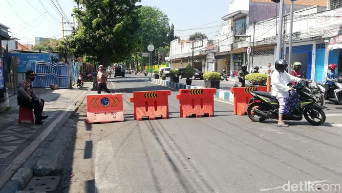 Kota Pasuruan menerapkan PPKM level 4. Meski demikian, penyekatan sejumlah ruas jalan utama dilakukan dengan buka-tutup.